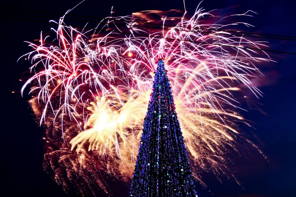    Елка и новогодний городок на площади Свободы в Барнауле . Источник: Олег Укладов