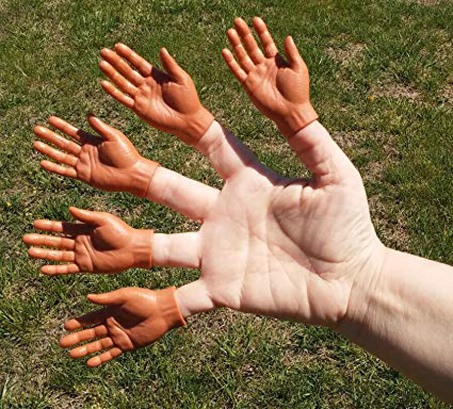 Хотела другую картинку, но эта протянутая рука очень хорошо иллюстрирует Бабин подход к жизни.