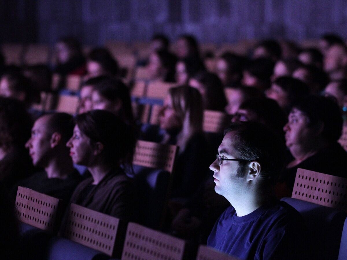    Просмотр фильма© Фото : Евгений Биятов