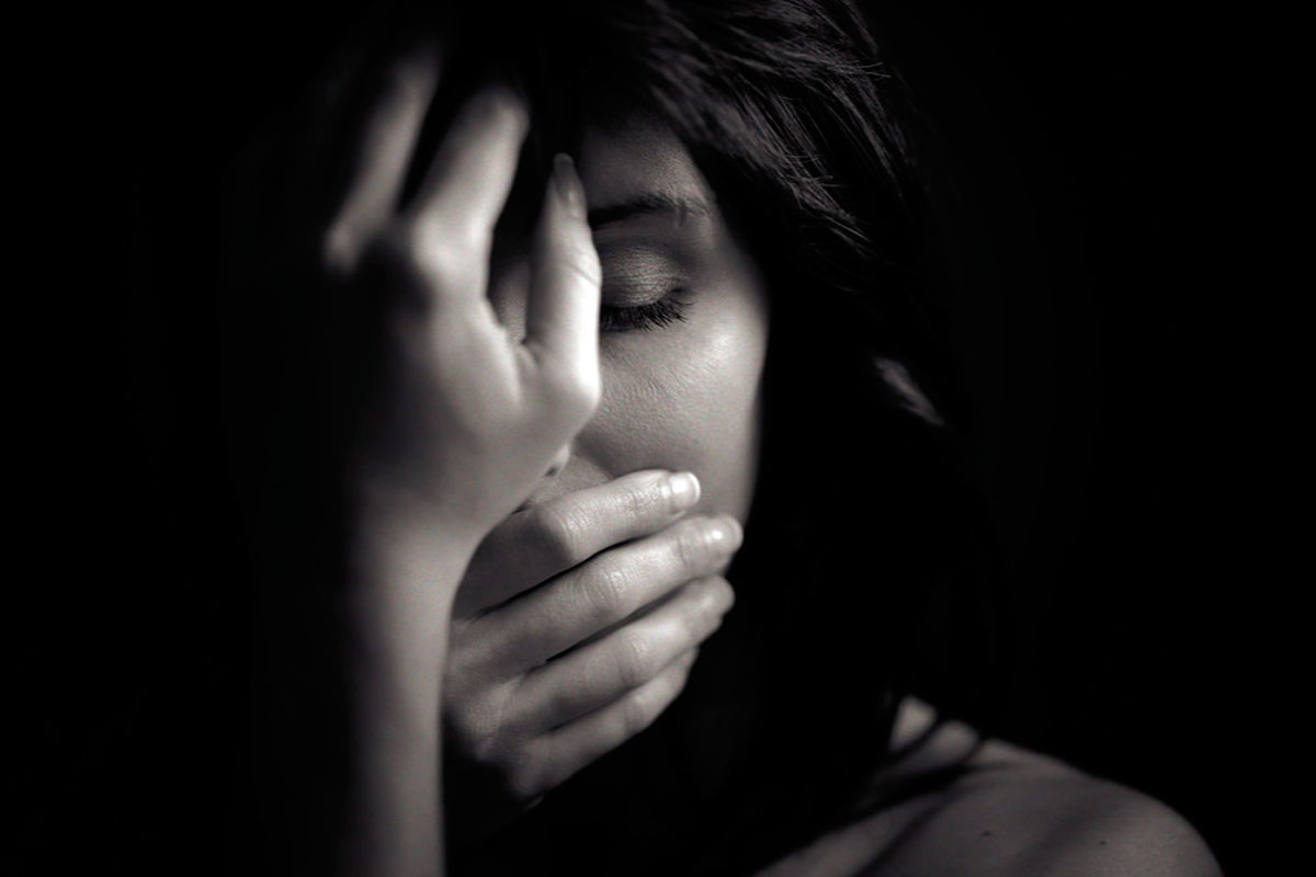 Ваша проверка реальности — способность оценивать адекватность восприятия мира — даёт сбой. Вы начинаете сомневаться в себе, памяти и здравом смысле