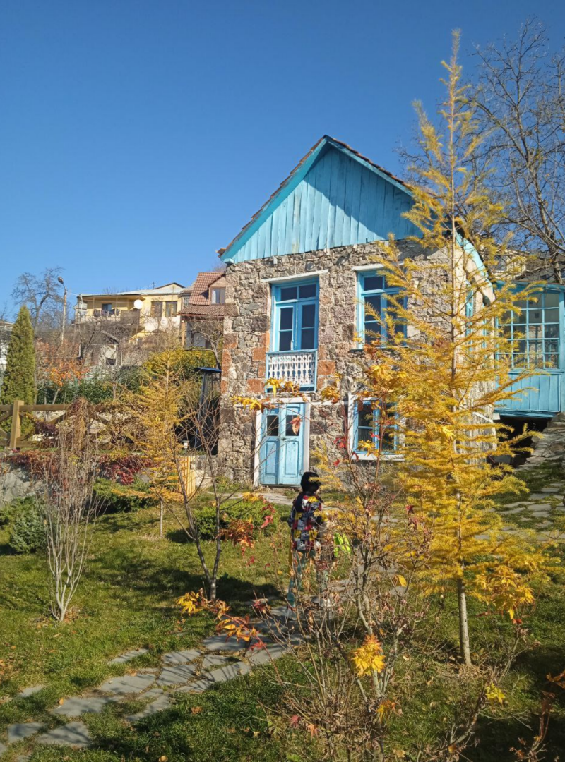 Днем все еще фантастически тепло и вообще - лазурно-золотая сказка, но по ночам температура уже падает почти до нуля.