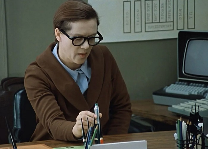 В начале фильма мы видим Мымру в совершенно неженственном костюме