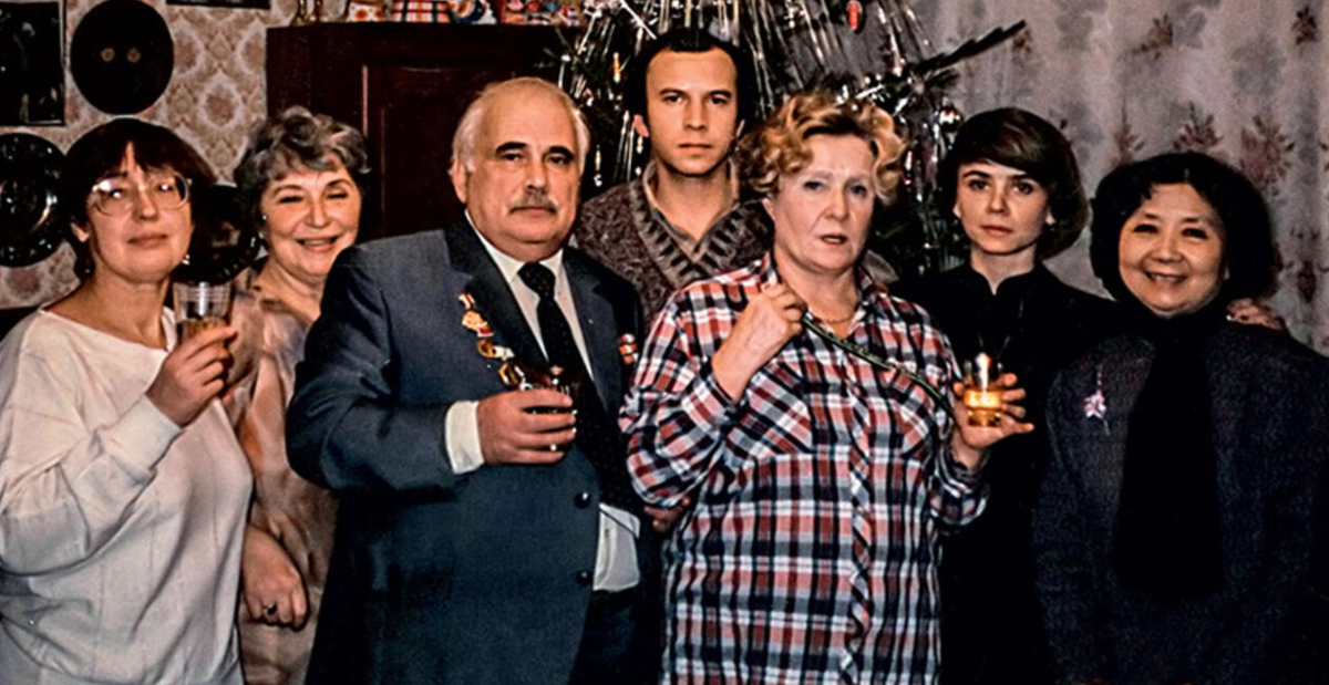 Руфина Нифонтова с мужем, зятем, дочкой и подругами