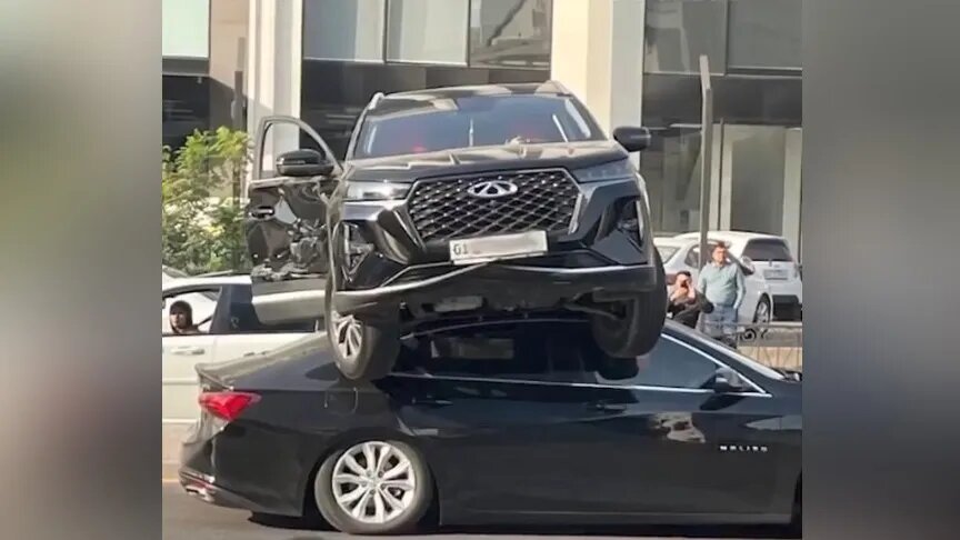 Ташкент женщина, припорковалась... женщина за рулем Cherry запарковалась прямо на крыше Malibu, сообщает Zakon.kz.