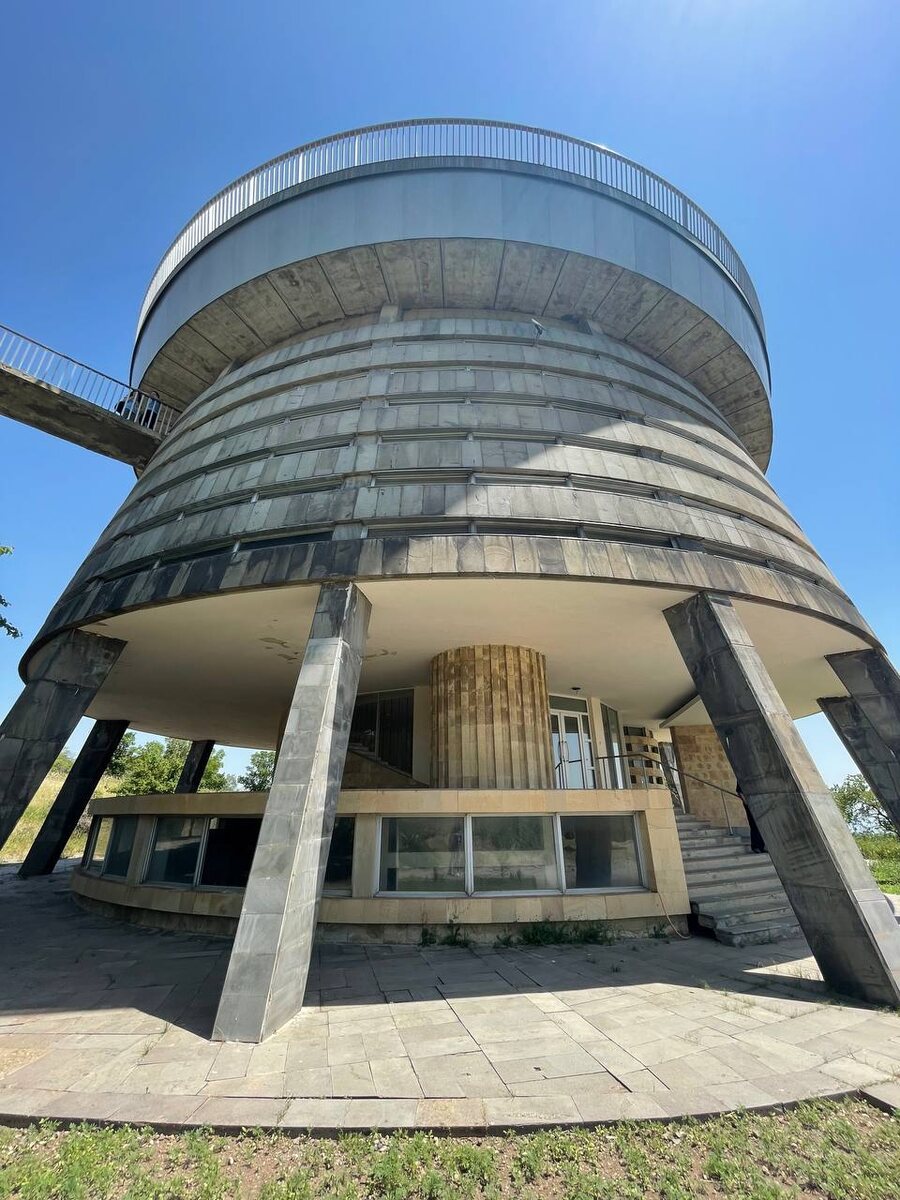 Когда архитектура смотрит в космос. Бюраканская обсерватория. Это здание — не просто часть обсерватории, а яркий образец советского модернизма 70-х.