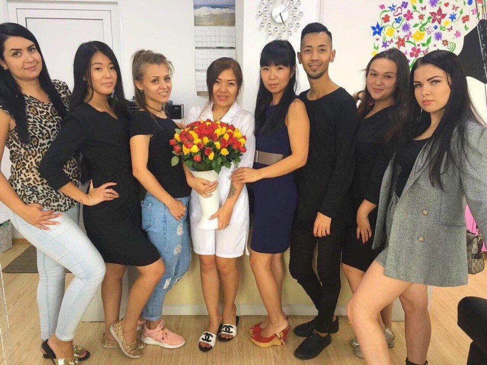 Вероника Пак с коллективом. Фото: соцсети Вероники Пак
