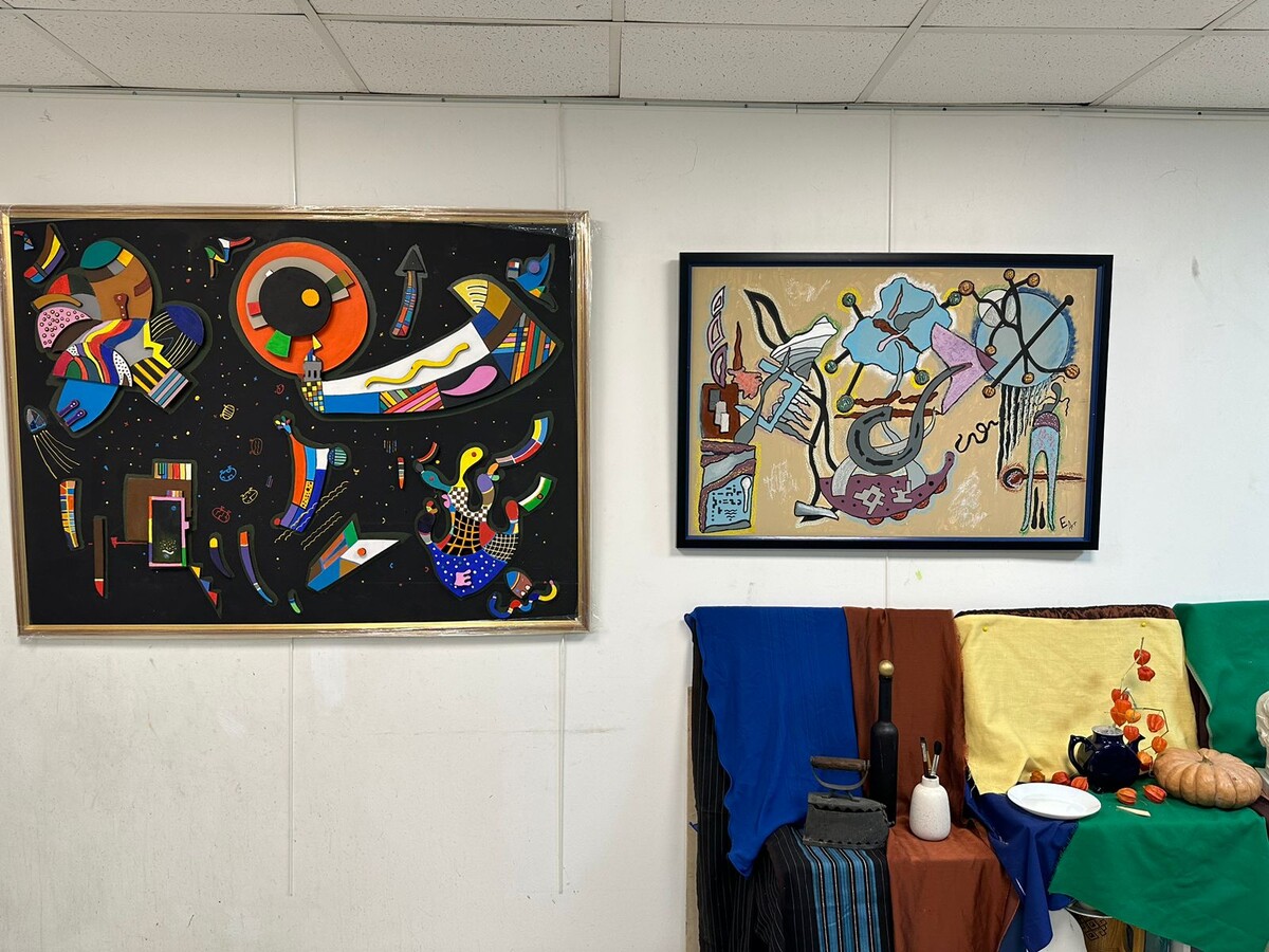 Справа — картина художника Евгении Булатовой, 2025г. Москва