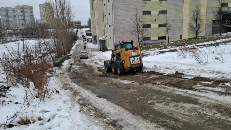     Уборка снега. Администрация Индустриального района Барнаула