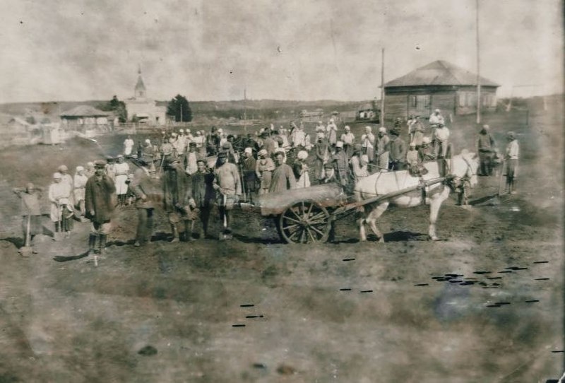 Массовый выход на строительство дороги. Тяжино-Вершенский сельский совет