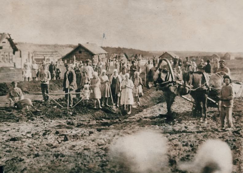 Массовый выход колхоза "Смерть капитала" на строительство дороги в Тяжино-Вершинском сельском совете. 1934 год. (Изначально населённый пункт назывался Тяжинские вершины, потом его сократили до Тяжино-Вершенки)