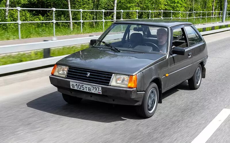    ЗАЗ-1102 Таврия. Единственной щетки стеклоочистителя вполне достаточно.