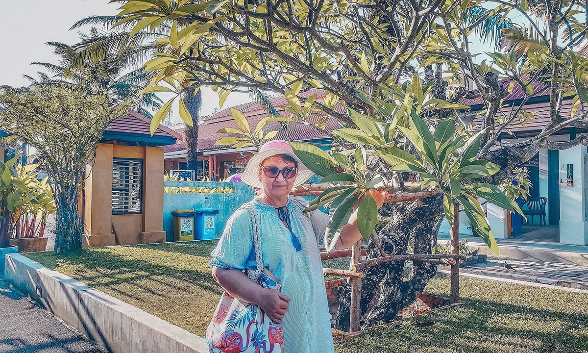 Мама на пляже Карон, отель Old Phuket