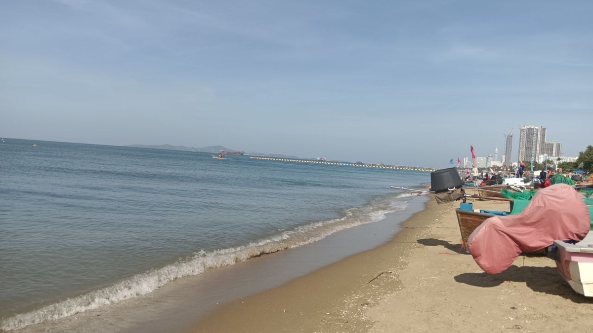 Лодка уходит в море на рыбалку.