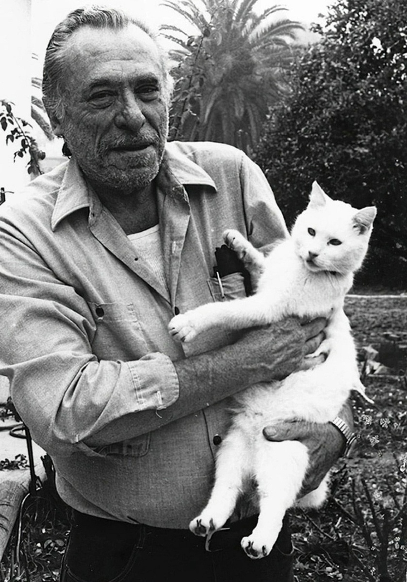 Чарльз Буковски со своим котом.