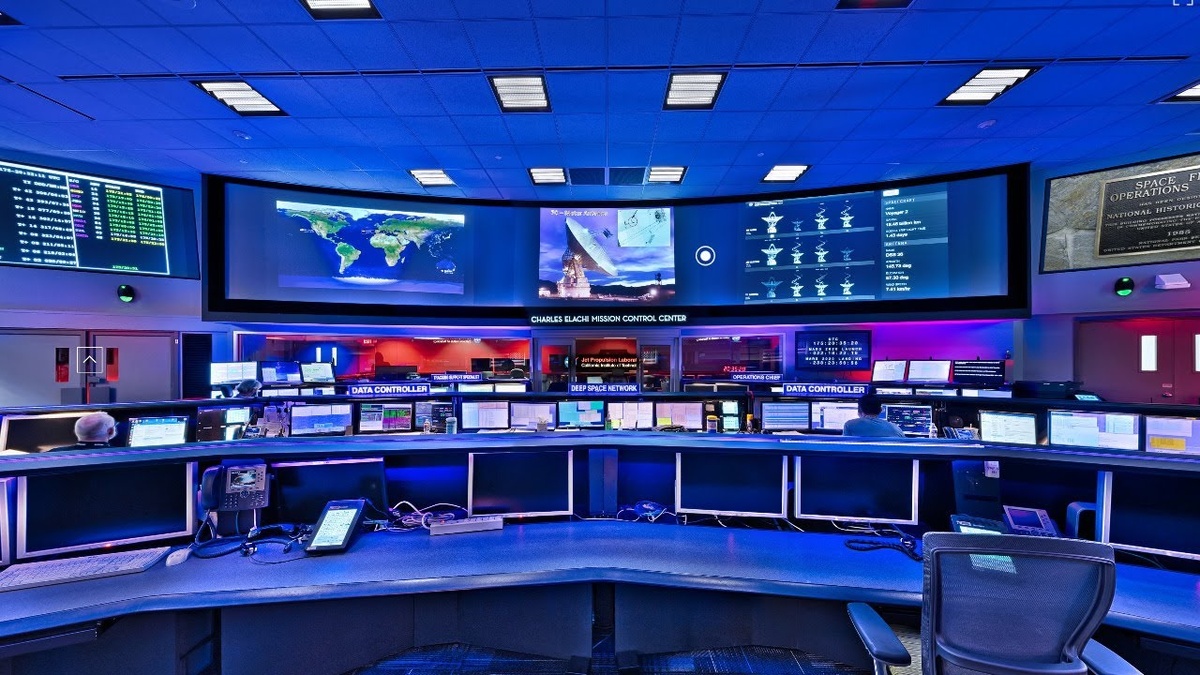 Центр управления полетами NASA. Для синхронизации с марсоходами инженеры часто переходят на марсианское время, что подтверждает легкость адаптации человека к более длинным суткам. Источник: NASA / JPL-Caltech.