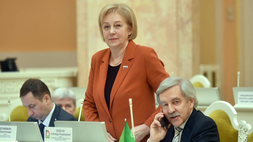 Ольга Штанникова является помощницей главы фракции Александра Шишлова, действительным государственным советником Санкт-Петербурга 1 класса и членом партийного арбитража.📷Фото: Александр Коряков / Коммерсантъ