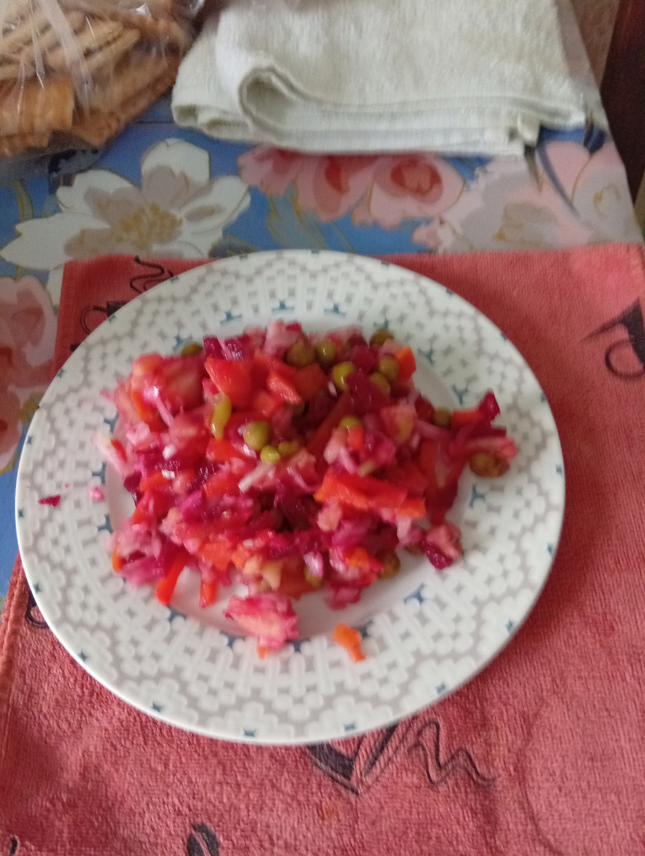 Фото автора статьи. Уже готовый винегрет, из отварных овощей с растительным маслом.