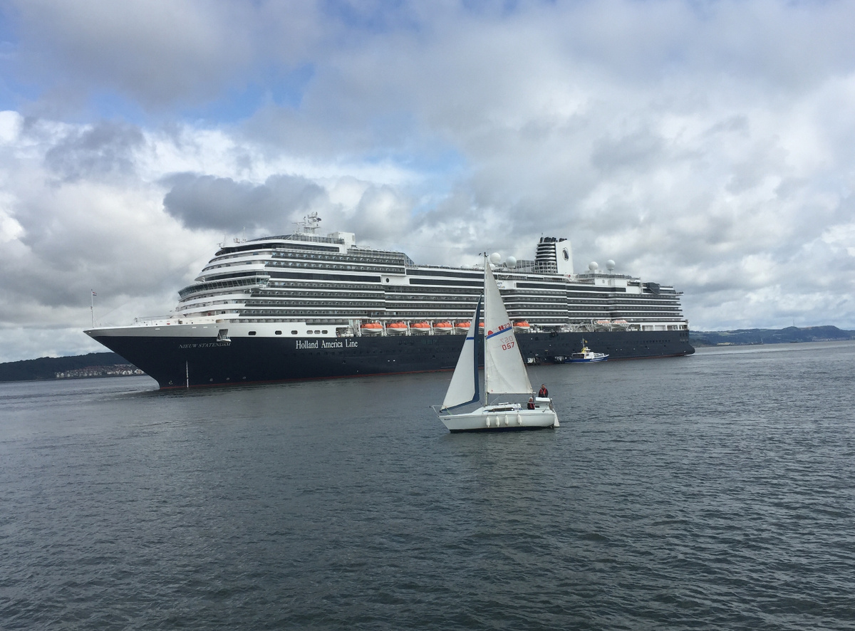 Круизный лайнер и парусная лодка в заливе