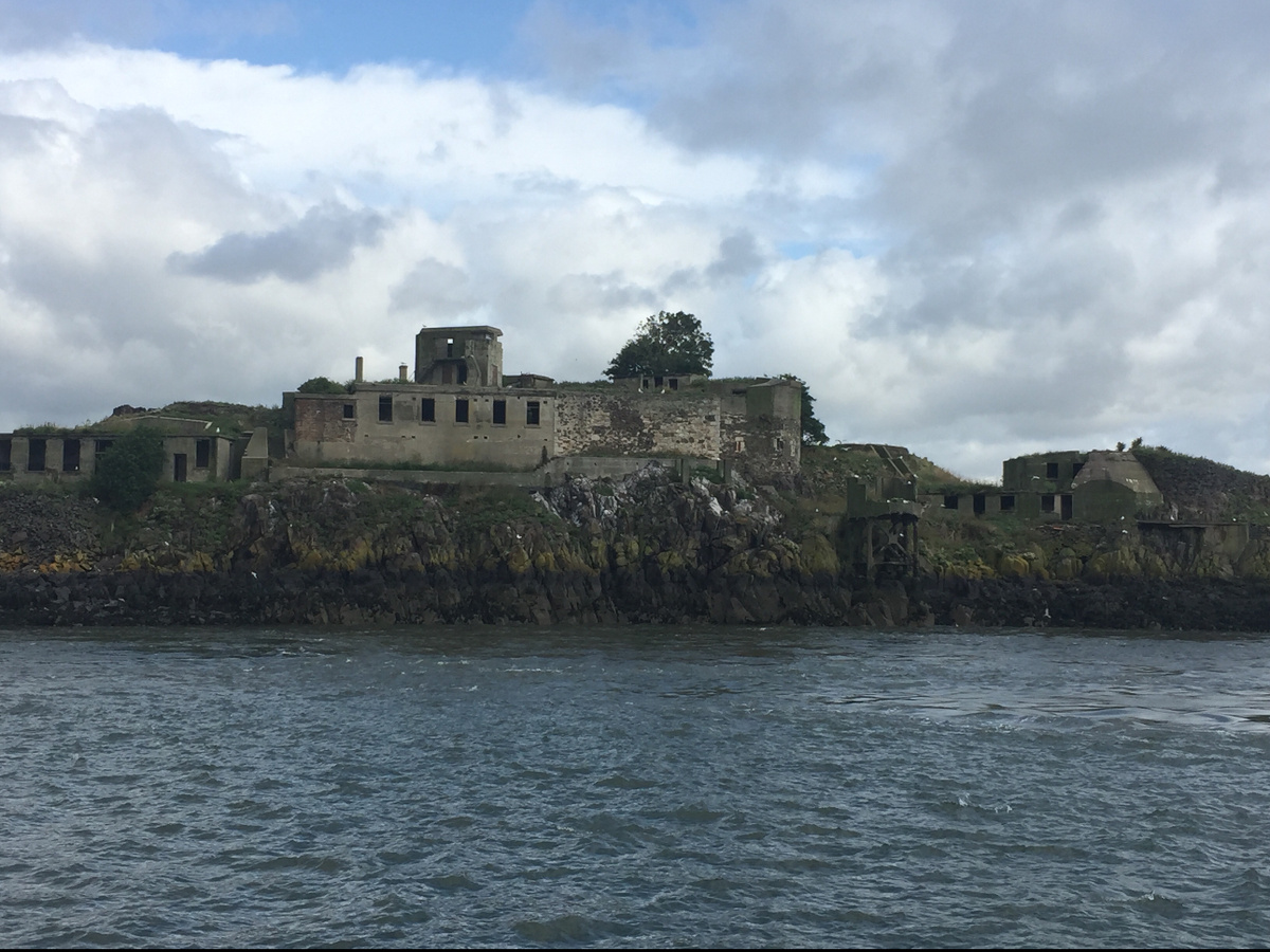 Остров с покинутым замком