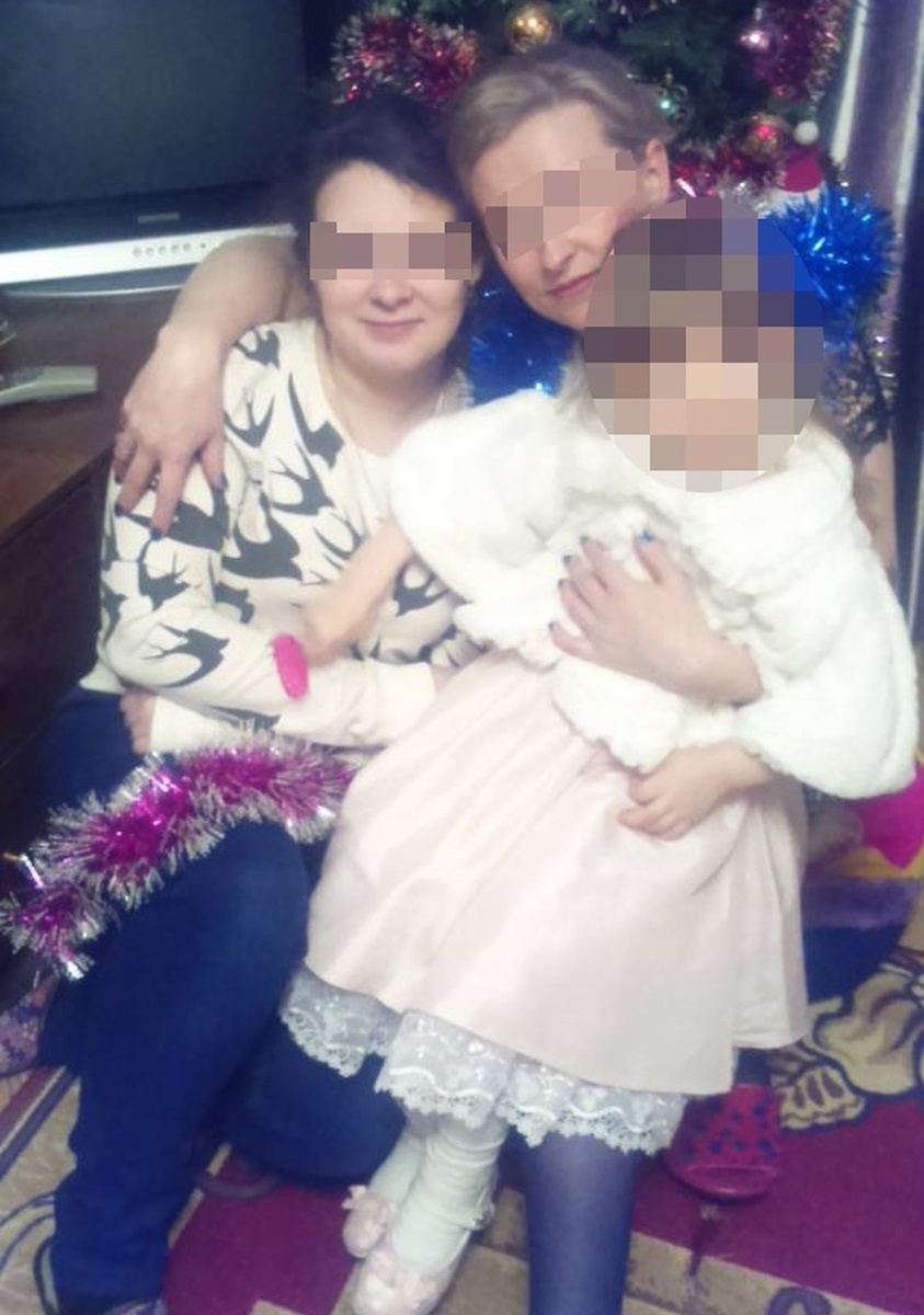 Фото: из архива семьи. Погибшая с двумя дочерями