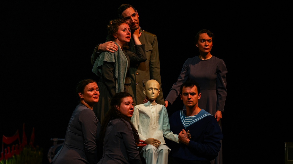    Няганский ТЮЗ представил в Ханты-Мансийске спектакль «Романовы»