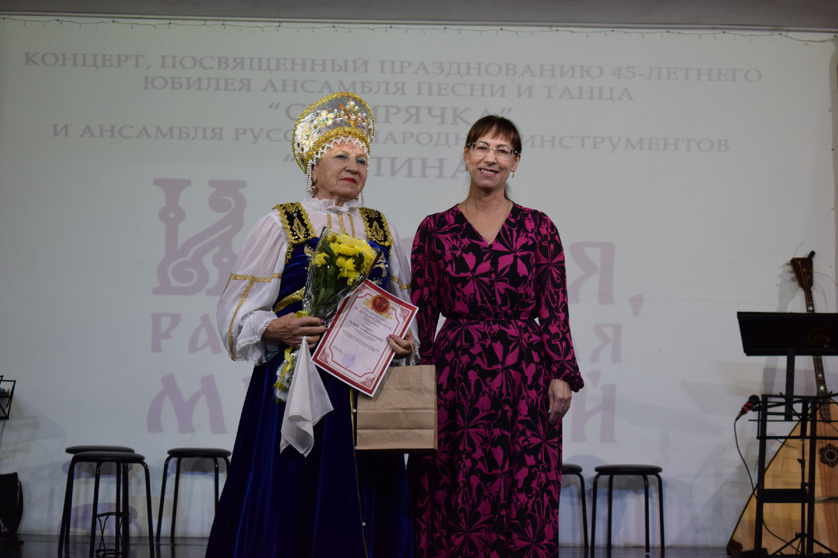 На юбилее было много награждений. Начальник отдела культуры администрации Саянского района (кстати, бывший хормейстер ансамбля "Сибирячка") 
 Екатерина Крупенько (справа) награждает Галину Пшибес.