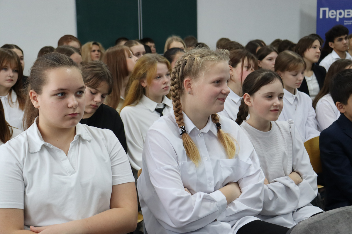 Ученицы 5 "б" класса внимательно слушают лектора.