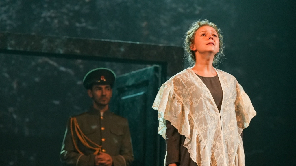    Няганский театр представил «Романовых» в столице Югры