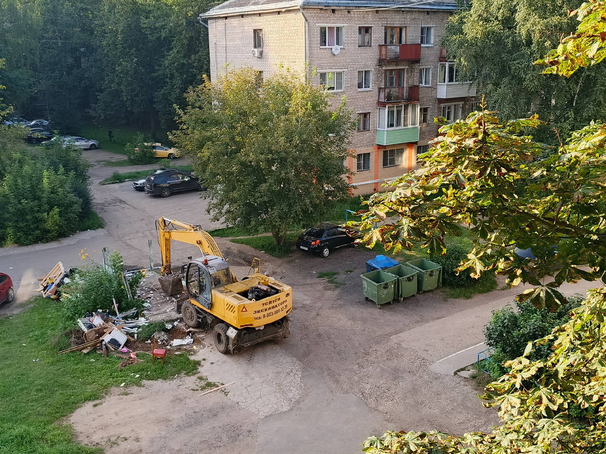 СТАРАЯ МУСОРНАЯ ПЛОЩАДКА...