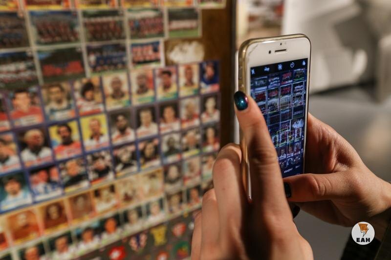    ЕАН. Смартфон в руках