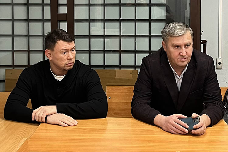    Хусаенов явился в суд сам, в компании своего защитника Фаниля Кадырова.   
Фото: Альбина Фархутдинова