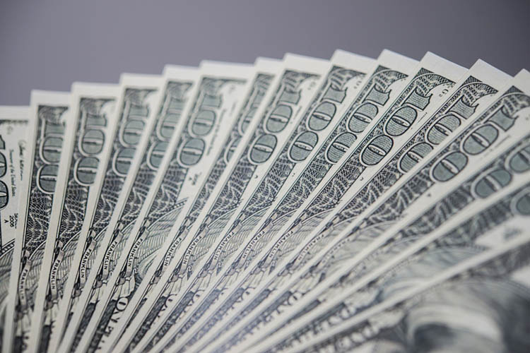    «Сущность мирного плана состоит в двух пунктах. Останавливает ли российская армия боевые действия и кто делит российские 300 миллиардов долларов между собой?».   
Фото: ru.freepik.com