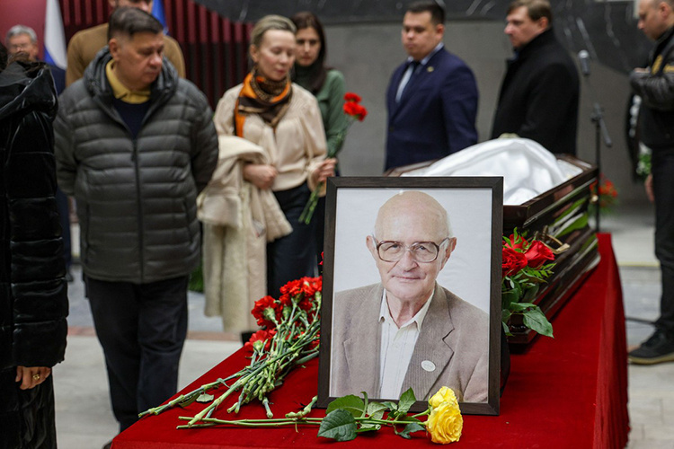    Накануне в КФУ собрались желающие проводить в последний путь доктора юридических наук, профессора, академика РАН, одного из создателей Конституции РТ Бориса Железнова.   
Фото: Андрей Титов