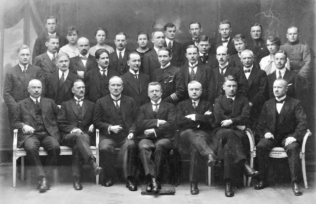 © commons.wikimedia.org
Юхо Паасикиви (в первом ряду в центре) в составе финской делегации на переговорах с Россией. Тарту, 1920 год