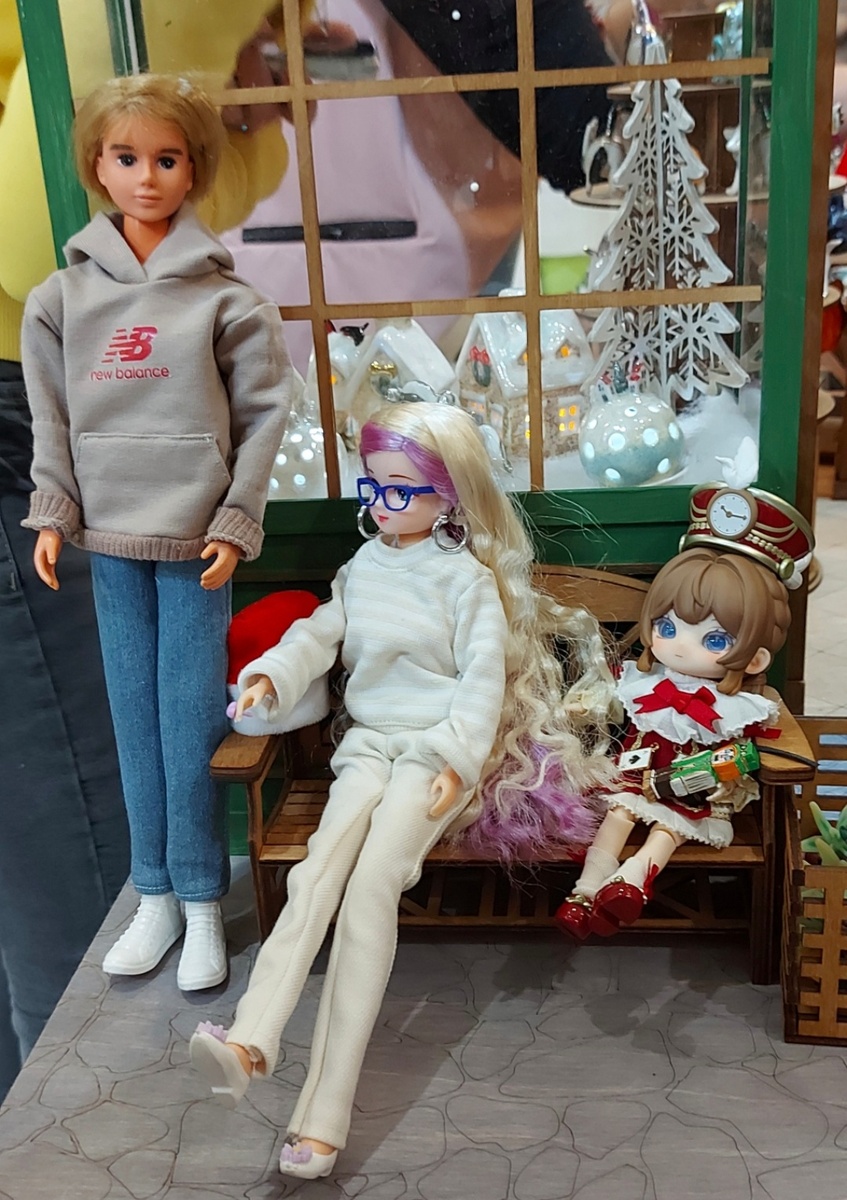 Раф и Юи-Юи перед необычным магазином на выставке Doll_Stock. Фото автора канала