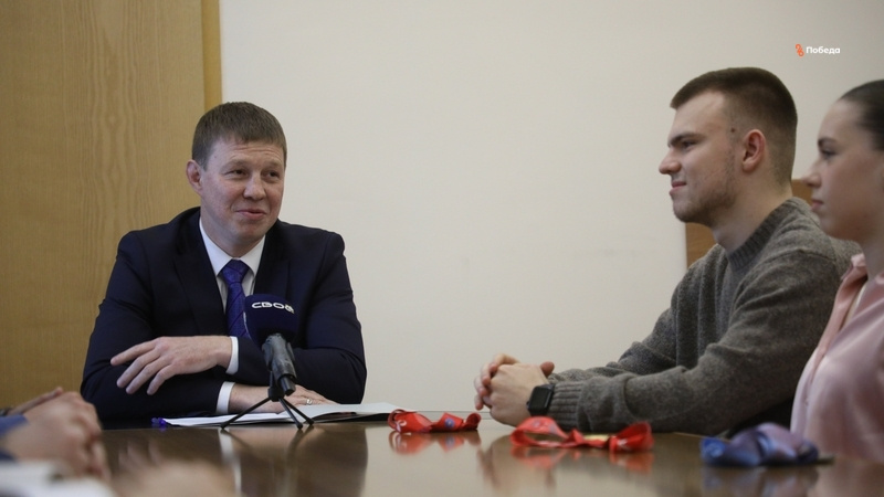    Иван Нифонтов встретился с победительницей и призёрами Чемпионата мира по прыжкам на батутах Фото: Дмитрий Ахмадуллин / / ИА «Победа26»