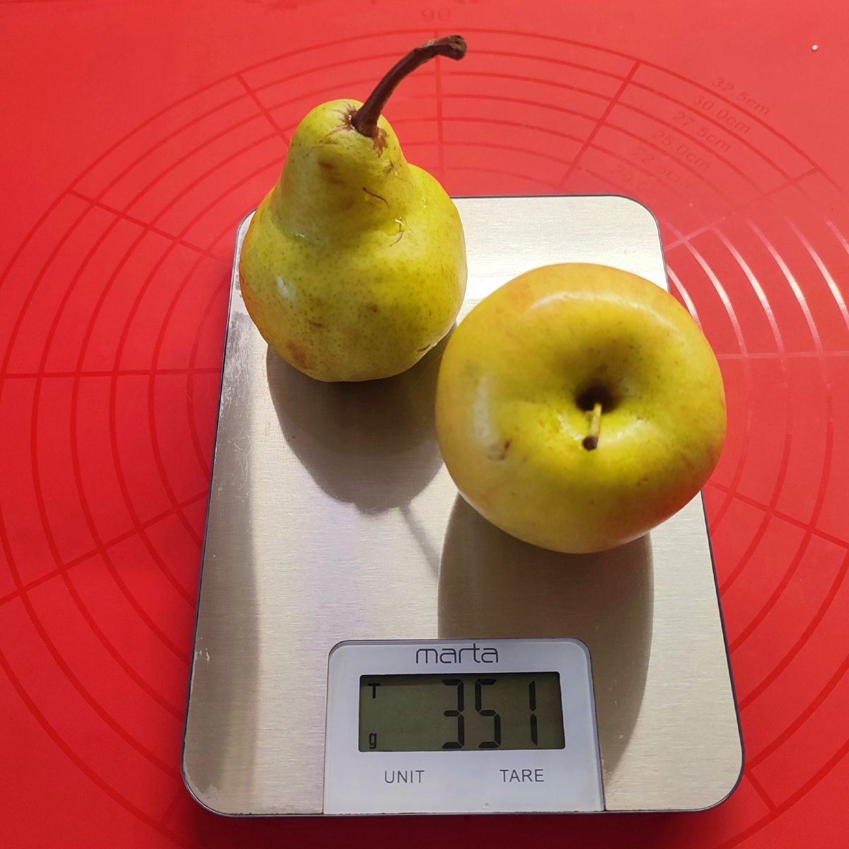 Просто яблоко и просто груша - примерно 350 гр