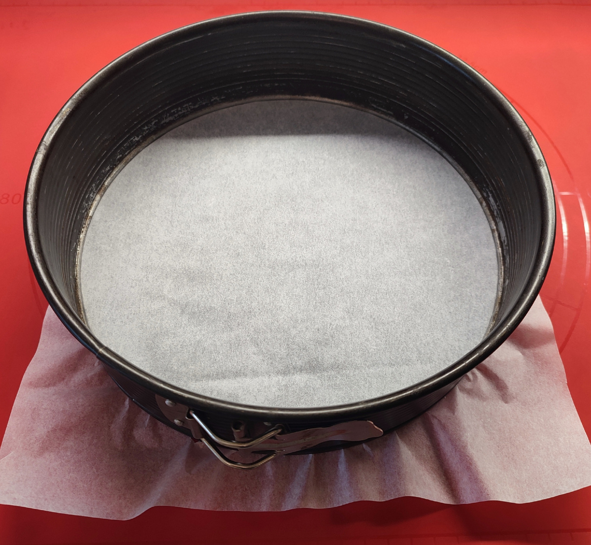 На дно формы кладу бумагу для выпечки 