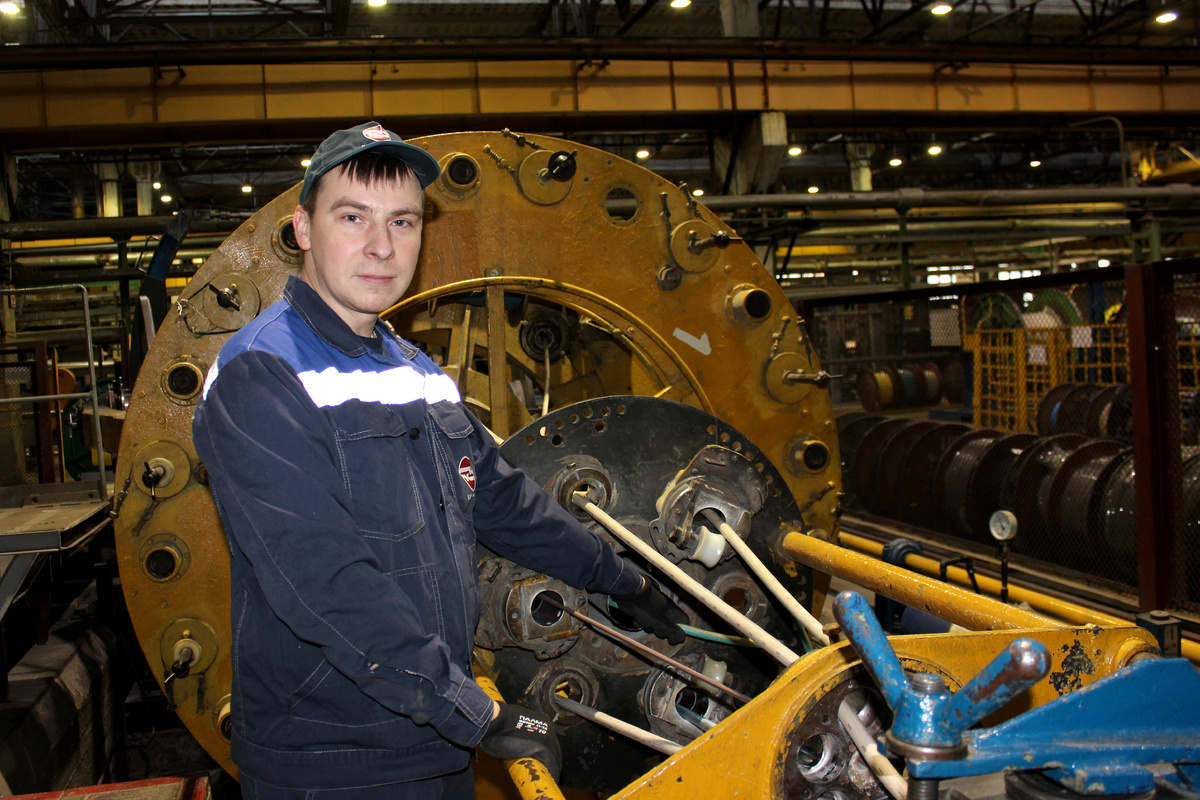 Р. М. Лепешкин успешно освоил профессии опрессовщика и скрутчика