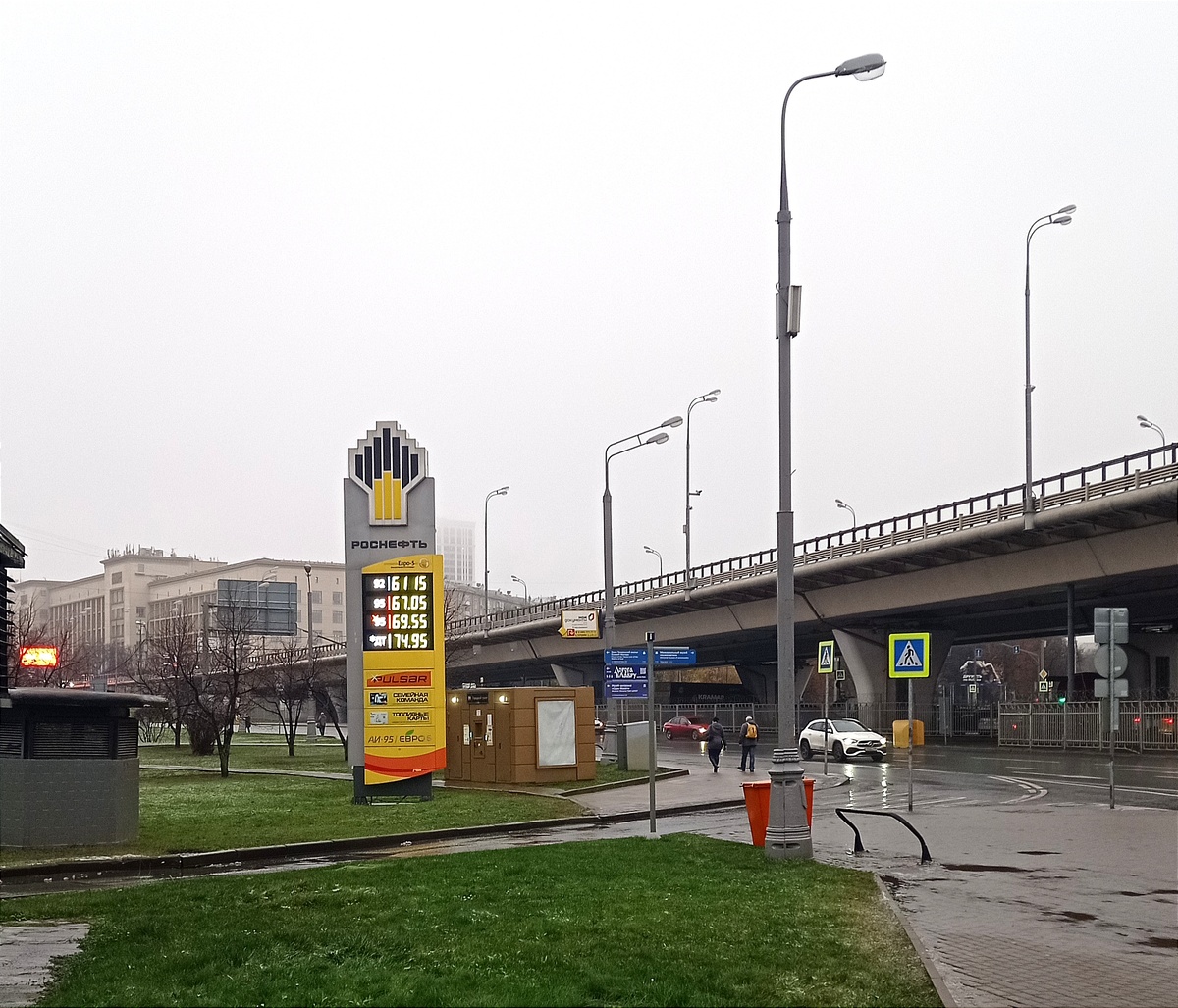 В районе станции метро ВДНХ.