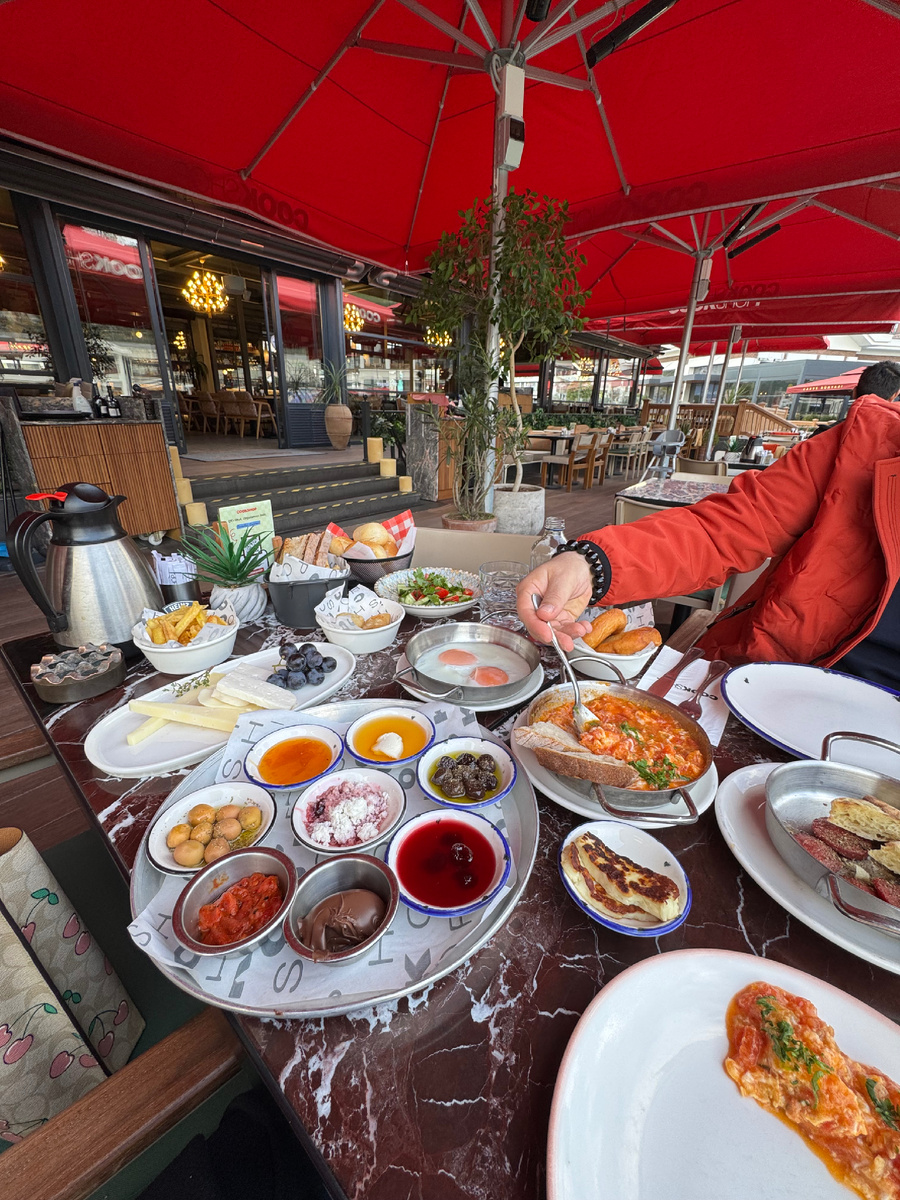 Совсем не в тему фото турецкого завтрака. Конечно же хотелось отметить приезд мужа и посидеть с красивым видом и вкусной едой 