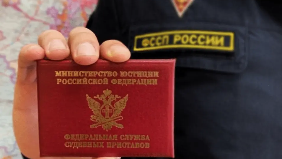 Могут ли приставы арестовать виртуальную карту? Личный опыт спасения денег от ФССП в 2025 году