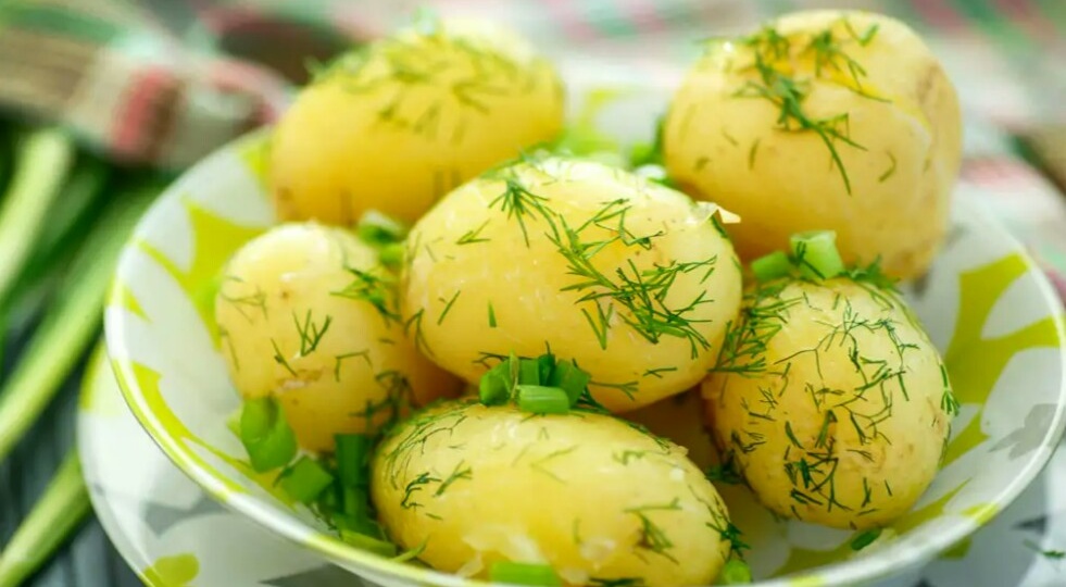 Так картошку при варке и при жарке не солят: 3 ошибки - и разваривается, прилипает, пригорает. И когда нужно солить в начале приготовления