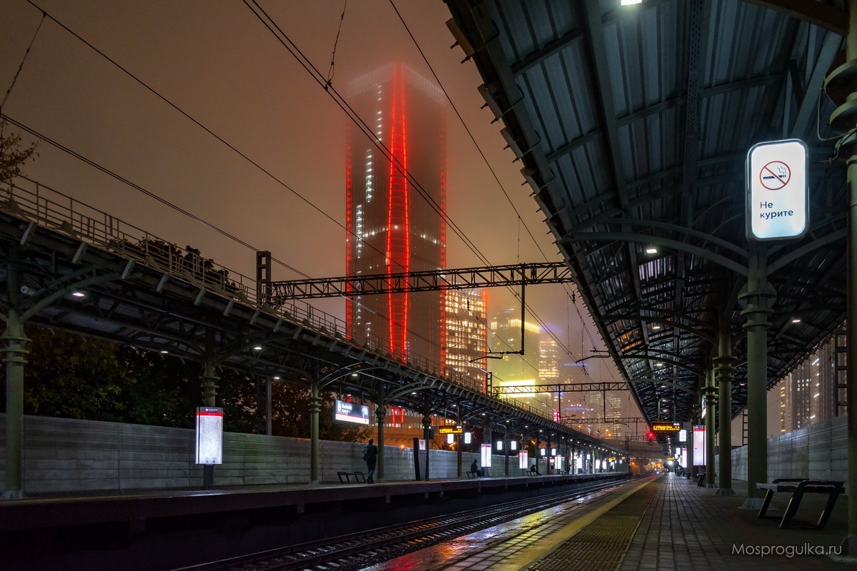 За несколько дней до прогулки довелось побывать здесь и в тёмное время суток :)