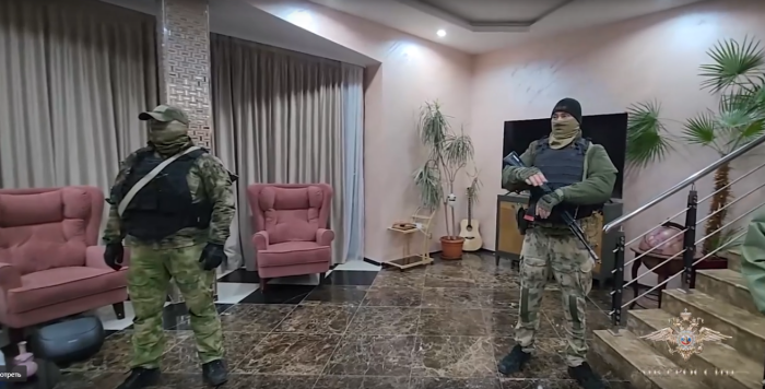 Героические спецназовцы обеспечивают силовую поддержку операции / скриншот кадра видео МВД России