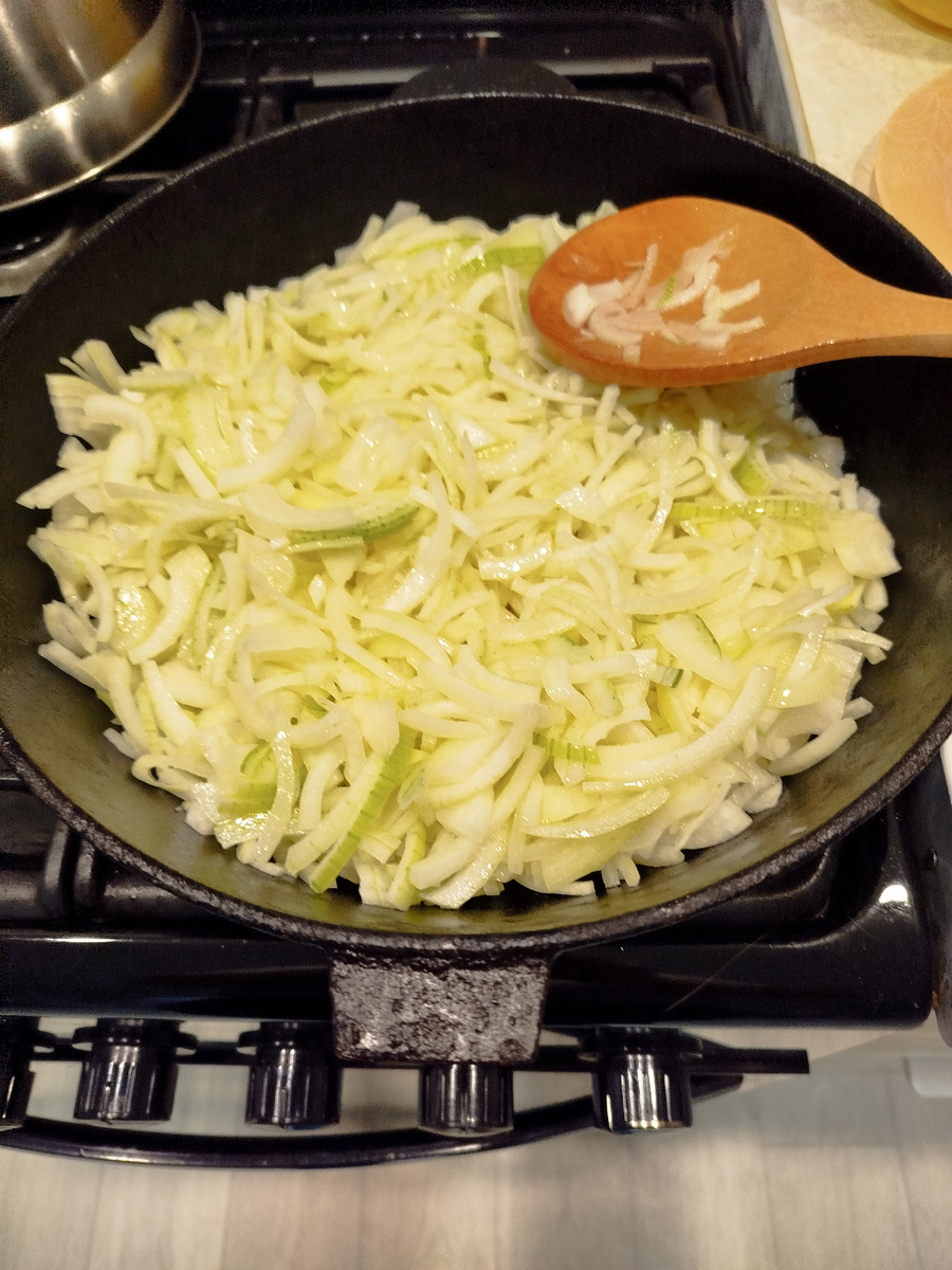 Лук обжариваем до полупрозрачности.