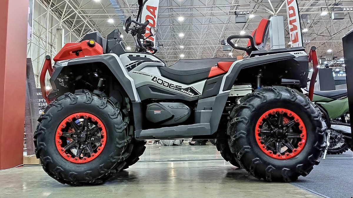 30-дюймовые шины, диски с бэдлоками и амортизаторы Rusam остались без изменений