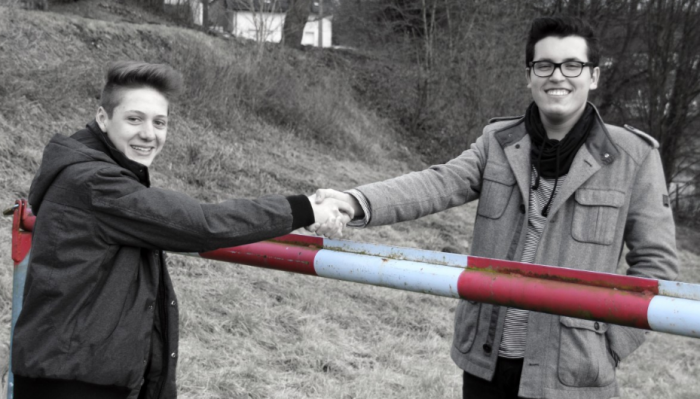 Руководитель делегации утешает оставленного на границе подростка тем, что в Казахстане нет ничего интересного / Фото: pxhere.com