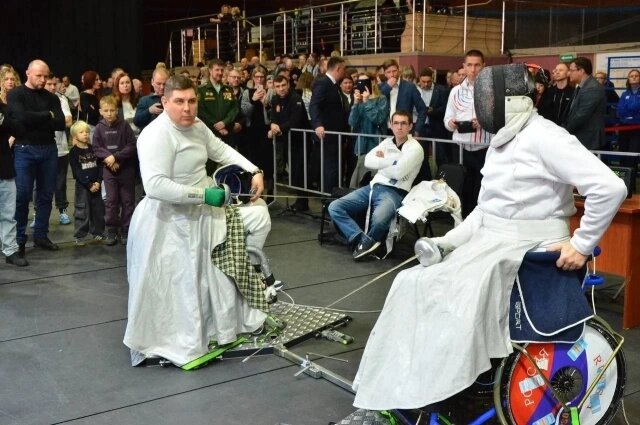   Программа включала в себя соревнования по шести дисциплинам (парабокс, настольный теннис, пауэрлифтинг, спортивное метание ножей, гиревой спорт, фехтование на колясках). Фото: предоставлено пресс-службой губернатора и правительства Омской области