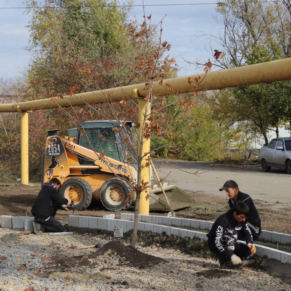   Ведется благоустройство дорожки "Наша газета"